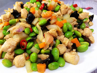 36、毛豆炒鸡丁,这道小炒做法简单，咸鲜味美，营养丰富，喜欢的小伙伴们快来试试看吧????