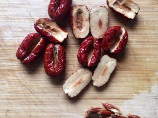 7、红枣番薯糖水～#冬喝暖饮夏吃冰#,红枣洗净去核