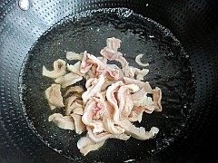 1、洋葱爆猪肚,熟猪肚切片入开水中焯烫一下备用。