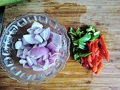 2、洋葱爆猪肚,洋葱去皮，青红椒去籽全部切小块。