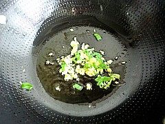 3、洋葱爆猪肚,炒锅到油烧热爆香葱姜。