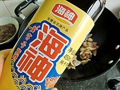 5、洋葱爆猪肚,加入料酒出香。