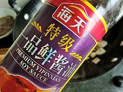 6、洋葱爆猪肚,加入生抽。