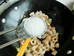 7、洋葱爆猪肚,加盐和糖。