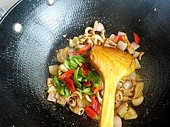 8、洋葱爆猪肚,加入青红椒翻炒均匀。