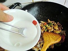 9、洋葱爆猪肚,勾入水淀粉炒匀。