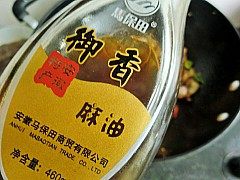 10、洋葱爆猪肚,淋入香油。