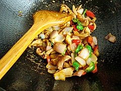 11、洋葱爆猪肚,翻炒均匀关火。