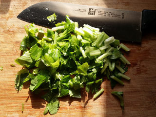 5、#电饭煲# 蔬菜海鲜粥,趁着煮粥的时间，将芹菜浸泡、洗净切小段备用