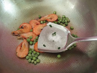 7、#电饭煲# 蔬菜海鲜粥,再加点食盐有点底味，开小火炒一会儿关火备用