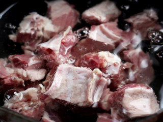 4、西红柿炖牛腩,牛腩放入锅中,加入清水,大火煮开后再煮二三分钟,捞去浮沫。