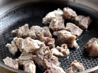 6、西红柿炖牛腩,锅中加油,放入牛腩,煸去些水分,使牛腩呈金黄色。