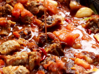 9、西红柿炖牛腩,加料酒、生抽、老抽翻炒均匀,然后将所有物料都倒入电压锅内。