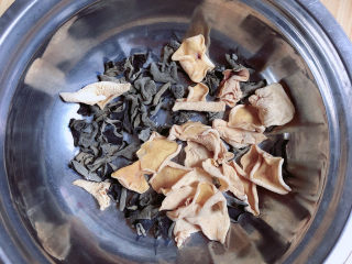 1、西葫芦炒木耳,准备好黑白木耳，浸泡两小时。