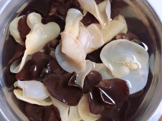 2、西葫芦炒木耳,泡发好木耳待用。