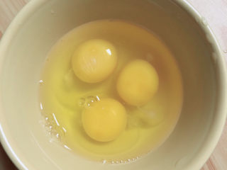 6、西葫芦炒木耳,准备好鸡蛋，搅打均匀。