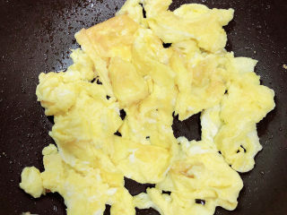 8、西葫芦炒木耳,鸡蛋炒好，盛出待用。