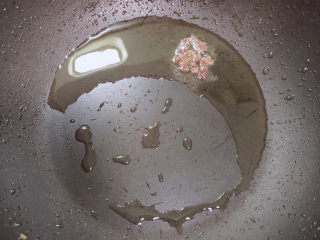 9、西葫芦炒木耳,锅中倒入油，加热至五成热，煸香花椒粒。