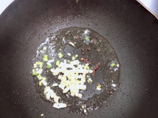 10、西葫芦炒木耳,放入葱蒜爆香。