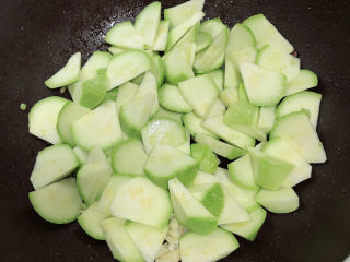 11、西葫芦炒木耳,倒入西葫芦翻炒均匀。