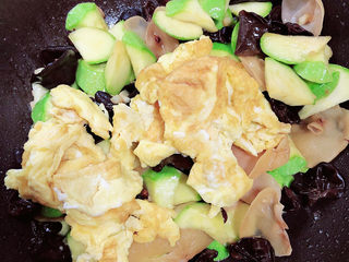 15、西葫芦炒木耳,加入炒好的鸡蛋，翻炒均匀。