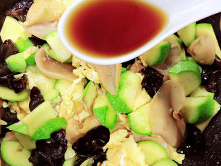 16、西葫芦炒木耳,加入一勺醋，翻炒均匀。