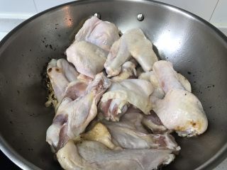 4、酱烧鸭翅根,放入沥干水份的鸭翅根，煸炒几次