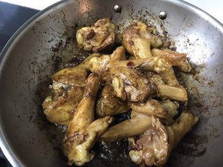 8、酱烧鸭翅根,加入老抽上色