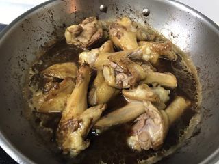 9、酱烧鸭翅根,加入热水，大火烧开！