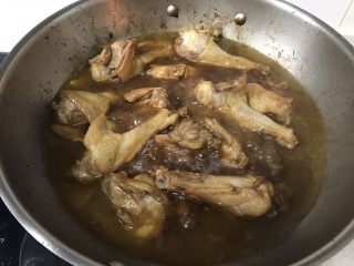 10、酱烧鸭翅根,待水沸腾后盖盖子转小火焖烧三十到四十分钟。如果想吃烂一点的可以炖一个小时以上，注意水的多少，不要烧干了。