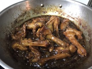 11、酱烧鸭翅根,鸭肉熟透以后加入糖，翻炒几次，大火收汁！一开始酱汁会比较浓稠。