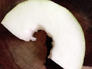 1、清炒冬瓜片,准备一块冬瓜