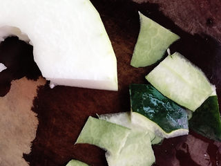 2、清炒冬瓜片,削去外皮