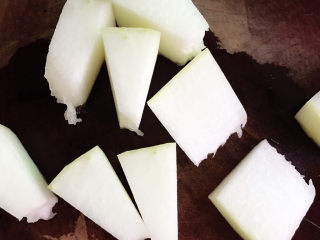 3、清炒冬瓜片,切成块