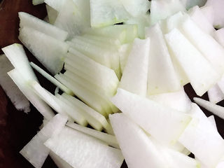 4、清炒冬瓜片,再切成片