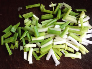 6、清炒冬瓜片,切成段