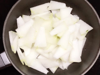 8、清炒冬瓜片,放入冬瓜片