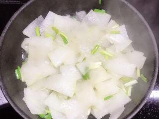 11、清炒冬瓜片,拌匀