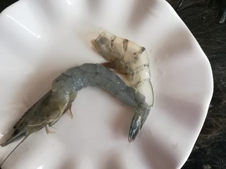 2、玉子豆腐酿虾仁,把基围虾剥去虾皮，去除虾线