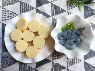 4、玉子豆腐酿虾仁,分别切好的玉子豆腐，处理好的虾仁，芹菜切粒备用