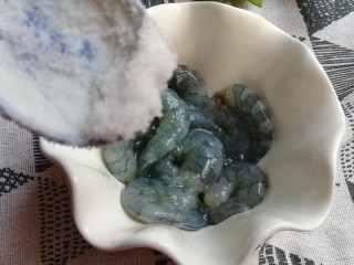 5、玉子豆腐酿虾仁,虾仁洗干净后下入少许盐和料酒腌制