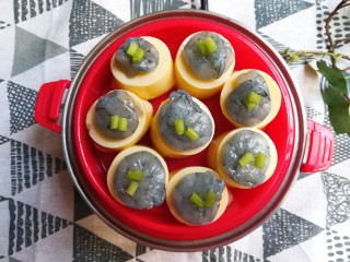 8、玉子豆腐酿虾仁,放入摆放好的玉子豆腐和虾仁