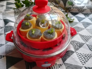 9、玉子豆腐酿虾仁,盖上盖子按上开关键