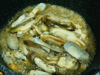 1、葱油蛏子,快出锅的蛏，具体炒的步骤如下：