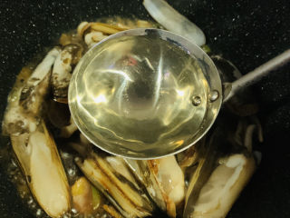 13、葱油蛏子,加少许清水；