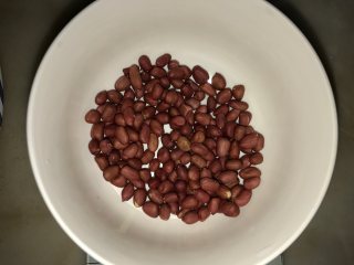 4、花生板栗猪骨汤,准备红皮花生，洗净后用水浸泡备用