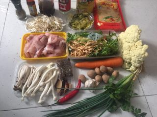 1、酸菜鱼,准备好材料