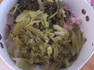 5、酸菜鱼,酸菜切成小块洗净后和洗净的草鱼腹部肉放入锅中