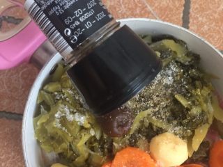 7、酸菜鱼,加入白砂糖和胡椒粉