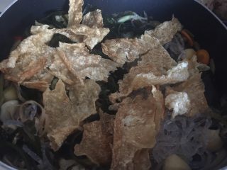 20、酸菜鱼,再放入炸好的腐皮，用锅铲轻轻压碎